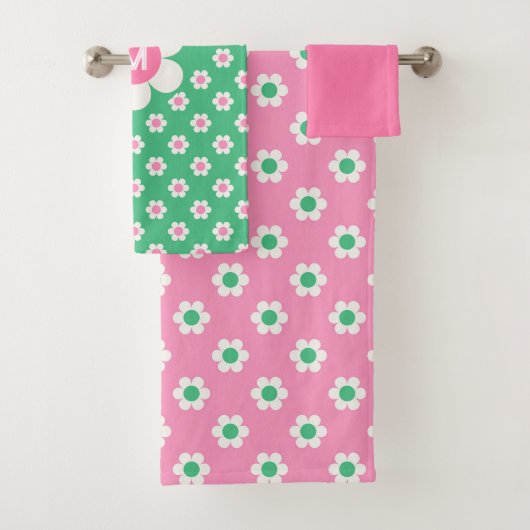 Monogram Custom Retro Daisies Pink und Green Badhandtuch Set (Insitu)