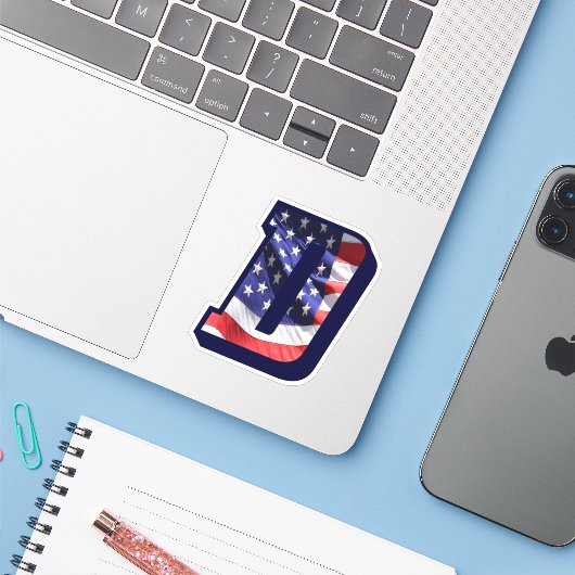 Monogram D American Flag Letter D Initial USA Aufkleber (Laptop mit iPhone)