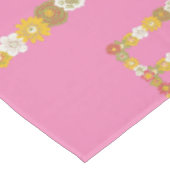 Monogram Daisy Floral Liebe Pink Tischdecke (Schrägansicht)