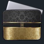 Monogram Damask Black mit Gold Floral Laptopschutzhülle<br><div class="desc">Elektronischer Laptop-Sieb. Damask Black with Gold Accents Muster-Design mit Monogramm Buchstaben für Sie bereit, um zu personalisieren. ⭐ Dieses Produkt ist zu 100% benutzerdefinierbar. Grafik und/oder Text können hinzugefügt, gelöscht, verschoben, verändert, verändert, gedreht usw. werden.(nur durch Klicken auf den Bereich "EDIT DESIGN") ⭐ 99% meiner Designs in meinem Shop sind...</div>