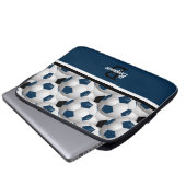 Monogram Dark Blue Black Soccer Ball Pattern Laptopschutzhülle (Vorne Knopf)