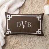Monogram Dark Brown griechische Tastengrenze Lendenkissen (Decke)
