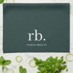 Monogram Dark Green Stilvoll Modern Minimalistisch Geschirrtuch<br><div class="desc">Ein minimalistisches Monogramm-Design mit großen Typografie-Initialen in einem klassischen Schriftart mit Ihrem Namen unten auf einem dunkelgrünen Hintergrund. Das perfekt angepasste Geschenk oder Accessoire!</div>