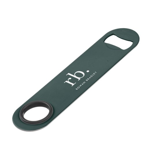 Monogram Dark Green Stylish Modern Minimalist Speed Flaschenöffner (Vorderseite Schrägansicht)