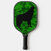 Monogram der modernen grünen Camouflage Black Wolf Pickleball Schläger (Rückseite)