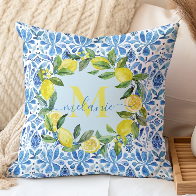 Monogram des italienischen Citrus & Blue Tiles-Ind Kissen (Italian Citrus & Blue Tiles Custom Name Monogram Throw Pillow in a neutral boho bedroom.)