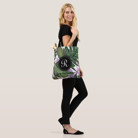 Monogram des tropischen Summer Green Lila Blätter Tasche (Am Model)