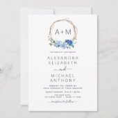 Monogram Dusty Blue Floral Wreath Wedding Invitati Einladung (Vorderseite)