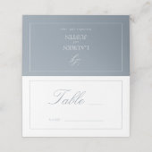 Monogram Dusty Blue Script Wedding Tischnummer Platzkarte (Außenseite Aufgefaltet)
