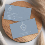 Monogram Dusty Blue Vintages Wappen Elegant Initia Visitenkarte<br><div class="desc">Ein elegantes Design mit Vintager Luft, aber einer modernen Farbe: staubblau. Es hat auf beiden Seiten ein Vintages Wappen in Imitaten silberne Folie, mit einem Monogramm Initial darin. Auf der Vorderseite ist es groß und zentriert, über dem Namen, auf der Rückseite ist es klein, in der oberen verlassen, vor allem...</div>