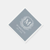 Monogram Dusty Blue Wappen Botanical Wedding Serviette (Ecke)