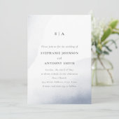Monogram Dusty Blue Watercolor Wash Wedding Einladung (Stehend Vorderseite)