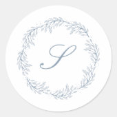 Monogram Dusty Blue Wreath Classic Script Wedding Runder Aufkleber (Vorderseite)