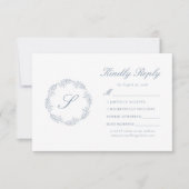 Monogram Dusty Blue Wreath Wedding RSVP Karte (Vorderseite)