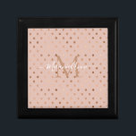 Monogram Dusty Rose Foil Gold Dots Erinnerungskiste<br><div class="desc">Moderne Imitate Rose goldene Punkte gegen ein staubiges rosa Rosa erröten ein schönes Design und Geschenk für die Ferien.  Anpassen Sie einfach monogramm Initial und Name,  um Ihre Anfrage zu Anzug.</div>