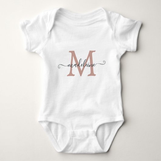 Monogram Dusty-Rose für personalisierten Skriptnam Baby Strampler (Vorderseite)