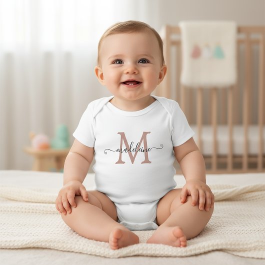 Monogram Dusty-Rose für personalisierten Skriptnam Baby Strampler