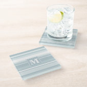 Monogram Eisblauer Streifen Glasuntersetzer (Schrägansicht)