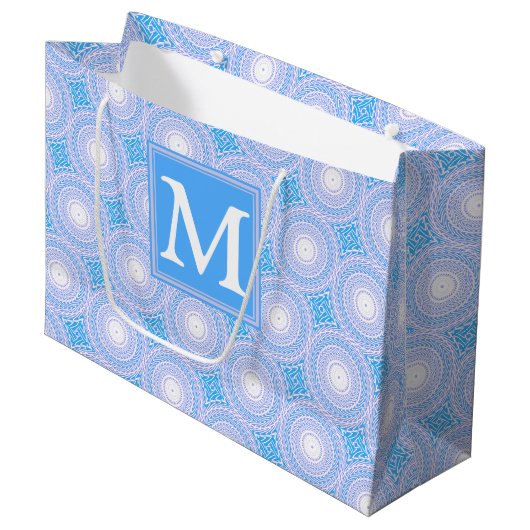 Monogram Electric Blue Circles pattern Große Geschenktüte (Vorderseite Schrägansicht)