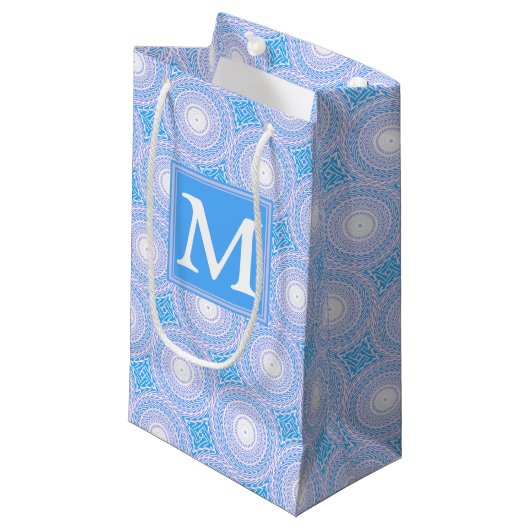 Monogram Electric Blue Circles pattern Kleine Geschenktüte (Vorderseite Schrägansicht)