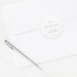 Monogram Elegant Blue Vielen Dank, Script Wedding Runder Aufkleber<br><div class="desc">Mit unserem Monogram Elegant Dusty Blue Dankeschön an alle, die mit dem Script Wedding Classic Round Sticker arbeiten. Dieser wunderschön gestaltete Aufkleber weist Ihr Monogramm in einem eleganten Schriftart auf, hervorgehoben durch eine weiche blaue Palette, die Wärme und Eleganz ausstrahlt. Die Wörter "Danke" sind zart unter dem Monogramm platziert und...</div>
