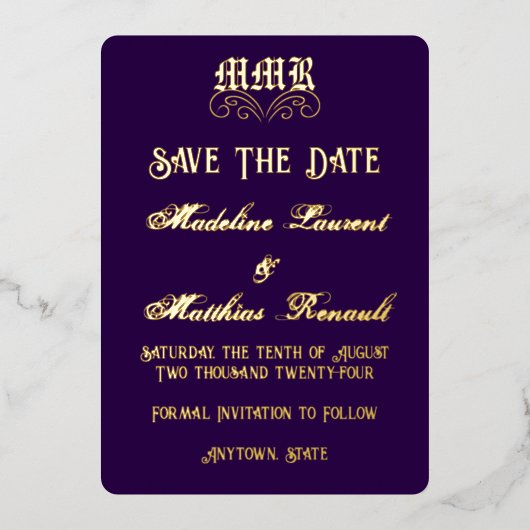 Monogram Elegant Dark Lila & Gold Save the Date Folieneinladung (Vorderseite)