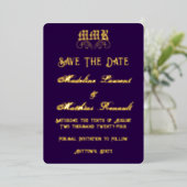 Monogram Elegant Dark Lila & Gold Save the Date Folieneinladung (Stehend vorne)