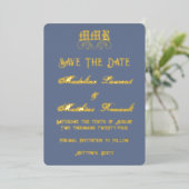 Monogram Elegant Dusty Blue & Gold Save the Date Folieneinladung (Stehend vorne)