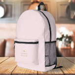 Monogram Elegant Minimal Blush Pink und Gold Bedruckter Rucksack<br><div class="desc">Ein einfaches,  individuelles Monogramm-Design in einer modernen,  goldfarbenen Typografie auf elegantem pastellfarbenem Rosa Hintergrund. Die Monogramm-Initialen und der Name können zusammen mit der Feature-Zeile leicht personalisiert werden,  um ein Design so einzigartig wie Sie sind zu machen! Das perfekte Geschenk oder Accessoire für jeden Anlass.</div>