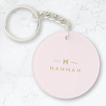 Monogram Elegant Minimal Blush Pink und Gold Schlüsselanhänger<br><div class="desc">Ein einfaches,  individuelles Monogramm-Design in einer modernen,  goldfarbenen Typografie auf elegantem pastellfarbenem Rosa Hintergrund. Die Monogramm-Initialen und der Name können zusammen mit der Feature-Zeile leicht personalisiert werden,  um ein Design so einzigartig wie Sie sind zu machen! Das perfekte Geschenk oder Accessoire für jeden Anlass.</div>