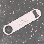 Monogram Elegant Minimal Blush Pink und Gold Speed Flaschenöffner<br><div class="desc">Ein einfaches,  individuelles Monogramm-Design in einer modernen,  goldfarbenen Typografie auf elegantem pastellfarbenem Rosa Hintergrund. Die Monogramm-Initialen und der Name können zusammen mit der Feature-Zeile leicht personalisiert werden,  um ein Design so einzigartig wie Sie sind zu machen! Das perfekte Geschenk oder Accessoire für jeden Anlass.</div>
