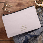 Monogram Elegant Minimal Blush Pink und Gold Zubehörtasche<br><div class="desc">Ein einfaches,  individuelles Monogramm-Design in einer modernen,  goldfarbenen Typografie auf elegantem pastellfarbenem Rosa Hintergrund. Die Monogramm-Initialen und der Name können zusammen mit der Feature-Zeile leicht personalisiert werden,  um ein Design so einzigartig wie Sie sind zu machen! Das perfekte Geschenk oder Accessoire für jeden Anlass.</div>