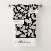 Monogram Elegant Script Schwarz-weiß Swan Feathers Badhandtuch Set (Insitu)