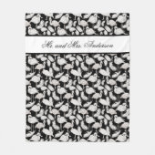 Monogram Elegant Script Schwarz-weiß Swan Feathers Fleecedecke (Vorderseite)