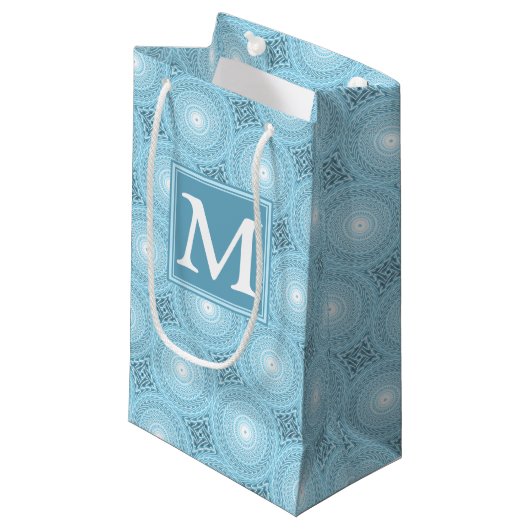 Monogram Engelblau-Kreismuster Kleine Geschenktüte (Vorderseite Schrägansicht)