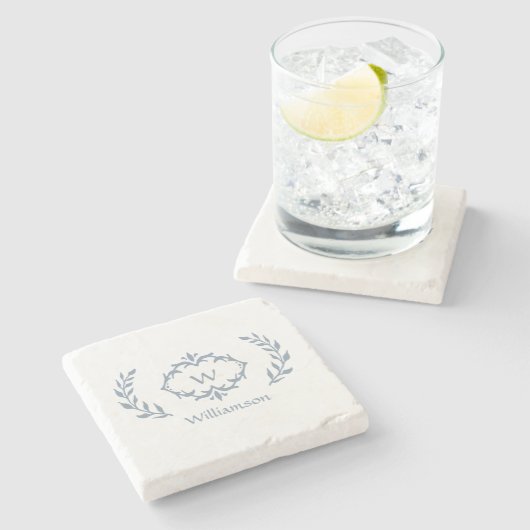 Monogram Familienname Laurel Wreath Dusty Blue Steinuntersetzer (Seitenansicht)