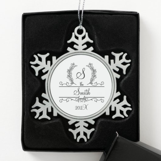 Monogram Familienname Snowflake Holiday Schneeflocken Zinn-Ornament (Box)
