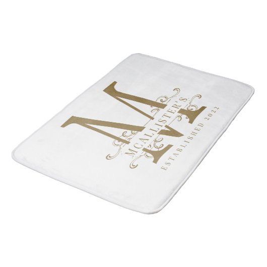 Monogram Family Elegant White and Gold Class Badematte (Schrägansicht)