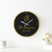 Monogram Family Extravagant Script Gold und Black Große Wanduhr (Zuhause)