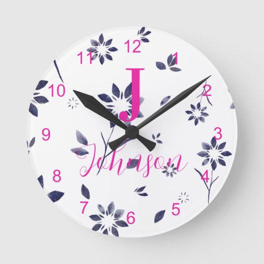 Monogram Family Name Blue Floral Runde Wanduhr (Vorderseite)