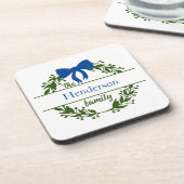 Monogram Family Name Green Wreath Blue Bow Getränkeuntersetzer (Linke Seite)