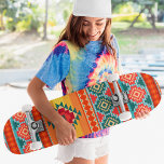 Monogram farbenfrohe Tribal Muster Ethnic Custom Skateboard<br><div class="desc">Monogram farbenfrohe Tribal Muster Ethnic Custom Skateboard bietet Ihr personalisiertes Monogramm in moderner Typografie auf einem bunten Stammesmuster in Orange, Blau, Grün, Rot und Gelb. Personalisieren Sie diese, indem Sie den Text in dem dafür vorgesehenen Textfeld bearbeiten. Geben Sie Ihrem Lieblingskateboarder zu Weihnachten, Geburtstag oder Ihrer BESTE FREUNDIN ein maßgeschneidertes...</div>