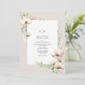 Monogram Floral Blush Off White Botanical Wedding Einladung (Stehend Vorderseite)