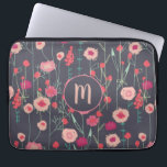 Monogram Floral Dark Laptopschutzhülle<br><div class="desc">Hübsches bohoboles lockes pinkfarbenes Blume-Gemälde auf dunkelgrauem Hintergrund. Ändern Sie das Monogramm initial,  um es anzupassen.</div>