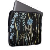 Monogram Floral Light Blue & Gold auf Black Laptopschutzhülle (Vorne Rechts)