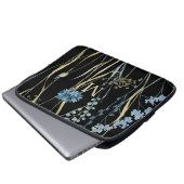 Monogram Floral Light Blue & Gold auf Black Laptopschutzhülle (Vorne Knopf)