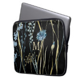 Monogram Floral Light Blue & Gold auf Black Laptopschutzhülle (Vorderseite Links)