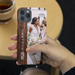 Monogram Foto Couple Wood Personalisiert Name Case-Mate iPhone 14 Hülle<br><div class="desc">Monogram Foto Couple Wood Personalisiert Name Smartphone iPhone Cases enthält Ihr Lieblings-Foto mit Ihren personalisierten Namen und Monogramm auf einem hölzernen Akzent. Perfekt als Geschenk für Ehemann oder Freund zum Geburtstag,  Weihnachten,  Valentinstag,  Jubiläum und vieles mehr. Entworfen von ©Evco Studio www.zazzle.com/store/evcostudio</div>