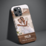 Monogram Foto Couple Wood Personalisiert Name Case-Mate iPhone 14 Plus Hülle<br><div class="desc">Monogram Foto Couple Wood Personalisiert Name Smartphone iPhone Cases enthält Ihr Lieblings-Foto mit Ihren personalisierten Namen und Monogramm auf einem hölzernen Akzent. Perfekt als Geschenk für Ehemann oder Freund zum Geburtstag,  Weihnachten,  Valentinstag,  Jubiläum und vieles mehr. Entworfen von ©Evco Studio www.zazzle.com/store/evcostudio</div>