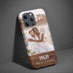 Monogram Foto Couple Wood Personalisiert Name Case-Mate iPhone 14 Hülle<br><div class="desc">Monogram Foto Couple Wood Personalisiert Name iPhone Cases enthält Ihr Lieblings-Foto mit Ihren personalisierten Namen und Monogramm auf einem hölzernen Akzent. Perfekt als Geschenk für Ehemann oder Freund zum Geburtstag,  Weihnachten,  Valentinstag,  Jubiläum und vieles mehr. Entworfen von ©Evco Studio www.zazzle.com/store/evcostudio</div>